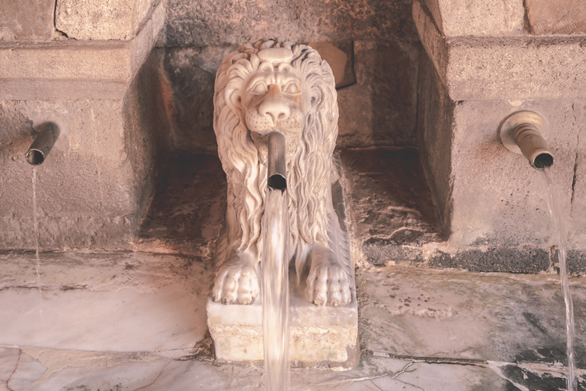 Ein Brunnen in Form einer Löwenstatue