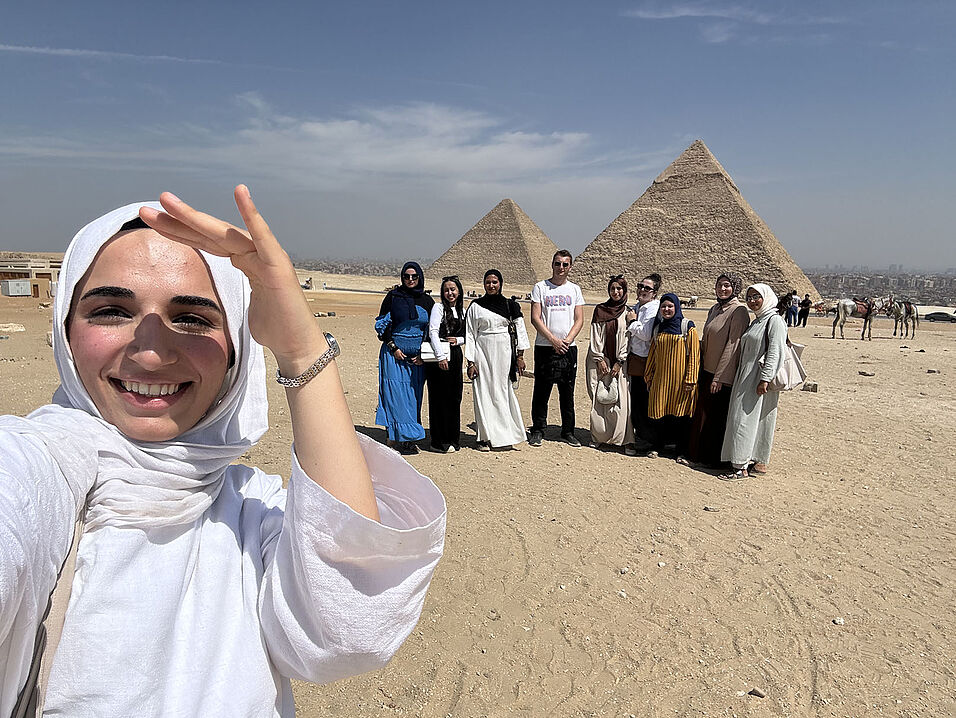 Öffnet in neuem Tab. Gruppenfoto der Teilnehmer*innen vor den Pyramiden