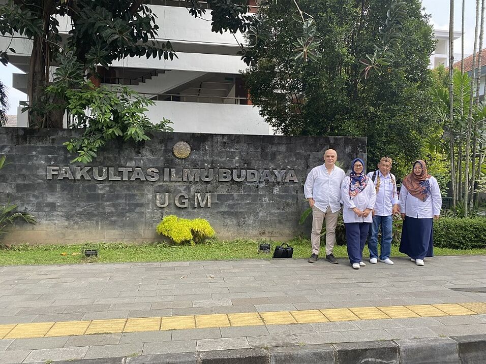 Öffnet in neuem Tab. Gruppenfoto vor der Uni in Yogyakarta