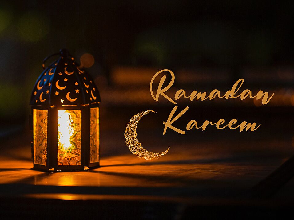 Öffnet in neuem Tab. Eine leuchtende Laterne, daneben der Schriftzug "Ramadan Kareem"