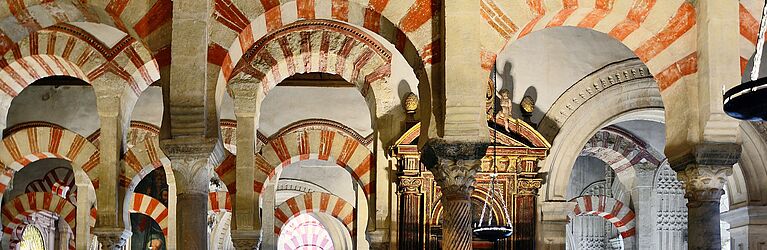 Picture: Red and white stone arch of the Mezquita-Catedral in Córdoba