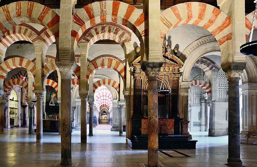 Bild: Rot-weiße Steinbögen in der Mezquita-Catedral in Córdoba