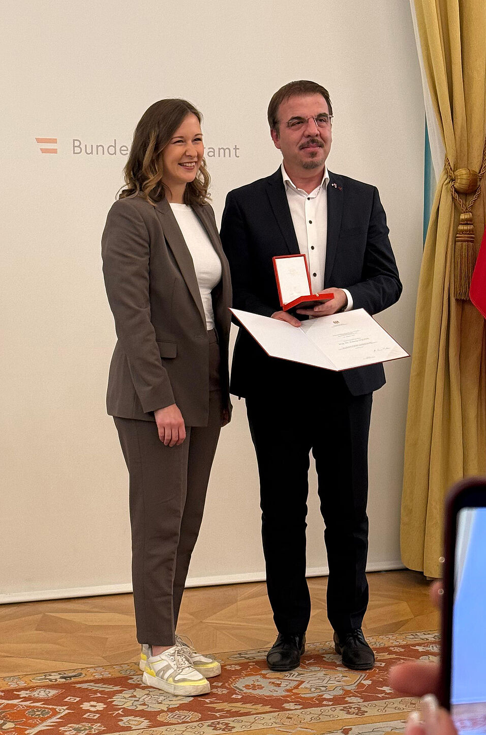 Öffnet in neuem Tab. Foto von BM Claudia Plakolm und Zekirija Sejdini