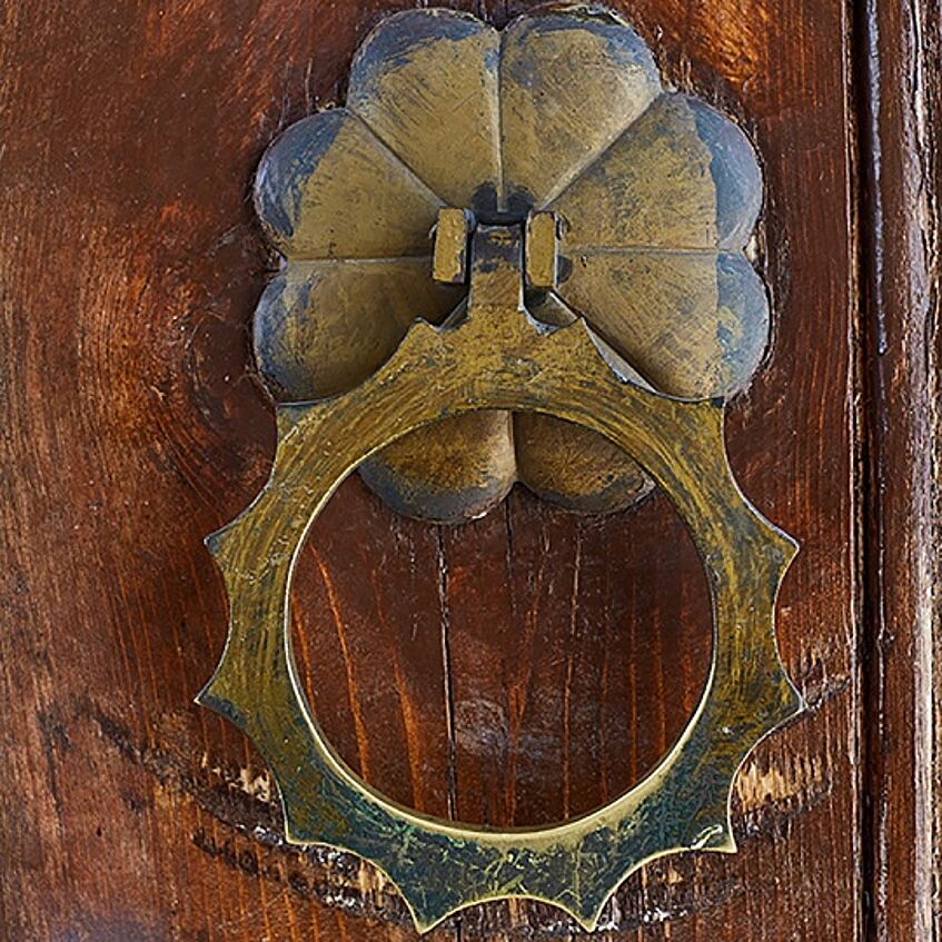 Image: Photo of a door knocker in the shape of a flower