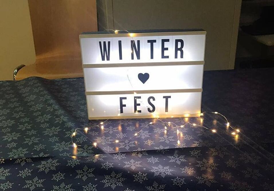 Vergrößern in neuem Tab: Leuchtkasten mit der Aufschrift "Winterfest"