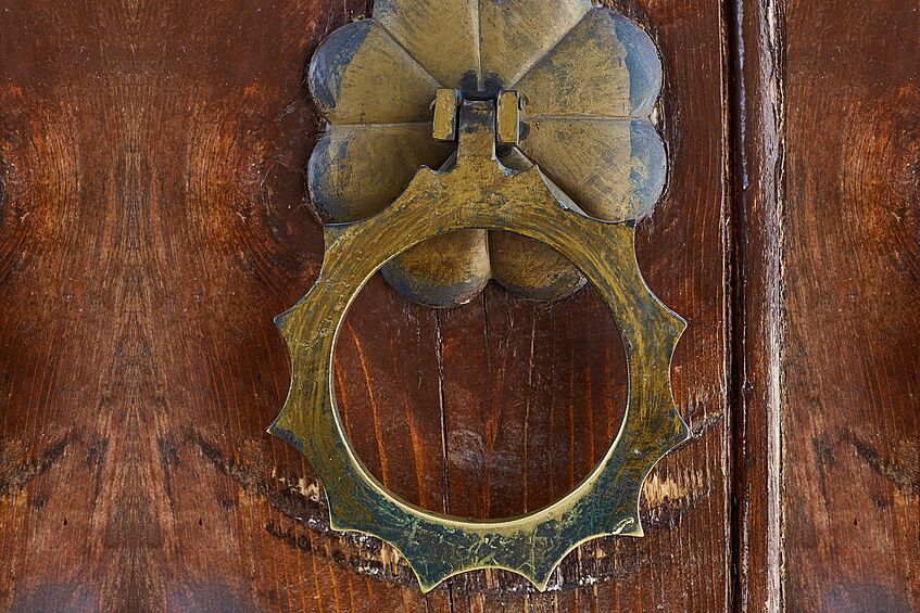 Photo of a door knocker in the shape of a flower
