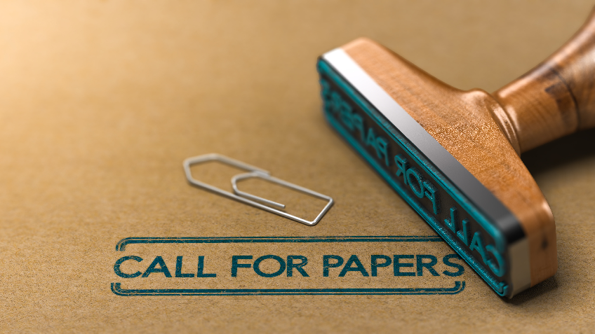 Vergrößern in neuem Tab: Stempel "Call for Papers" auf braunem Papier